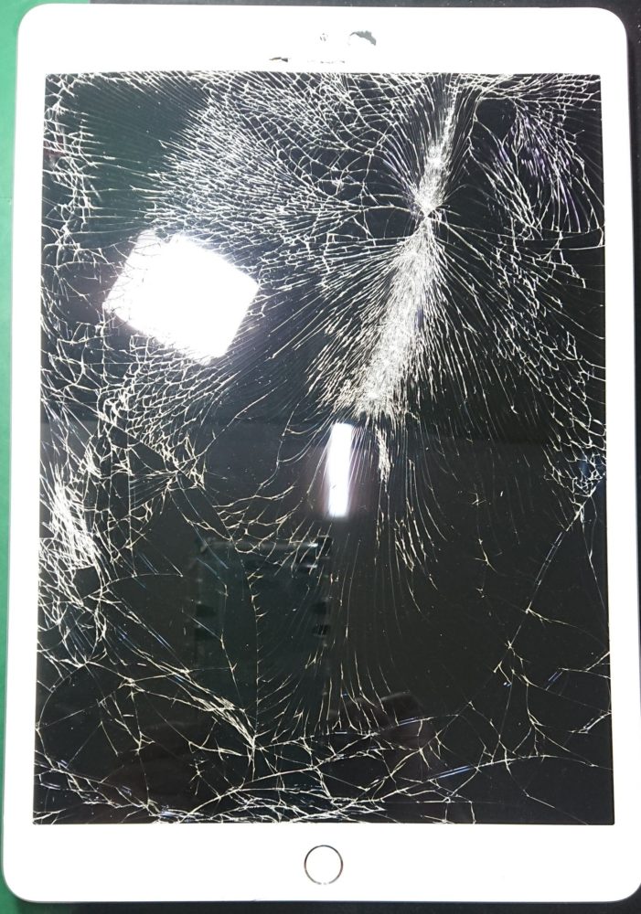 iPad7フロントガラス割れ修理前