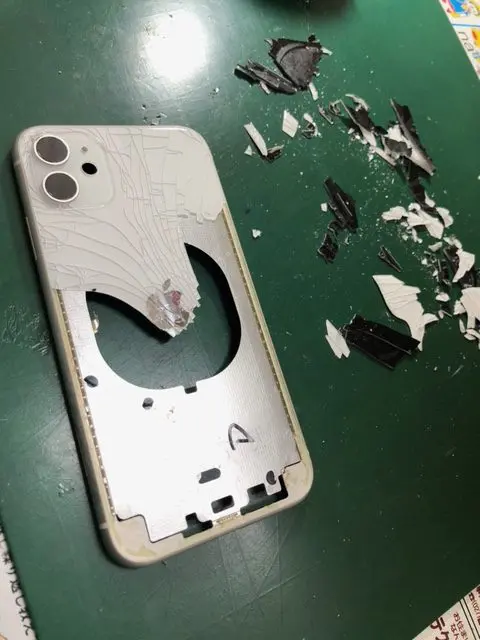 iPhone11]背面ガラスがバキバキ。修理で買った時の輝きが戻ってきた 