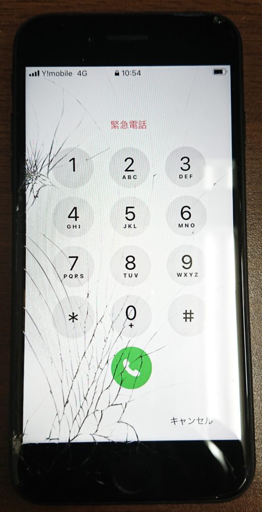 iPhone8画面割れ修理前