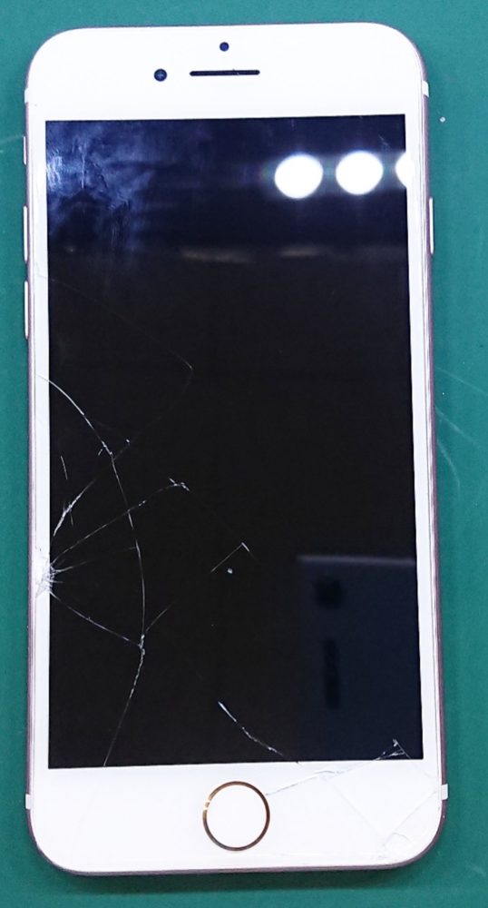 iPhone8画面割れ、液晶不良修理前